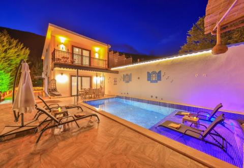 Kaş’ta Korunaklı Özel Havuzlu Villa - V1023