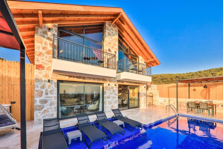 Kalkan’da Deniz Manzaralı Jakuzili Özel Havuzlu Tatil Villası - V2035