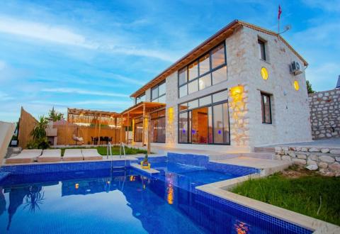 Demre’de Deniz Manzaralı, Özel Havuzlu Modern Villa - V4002